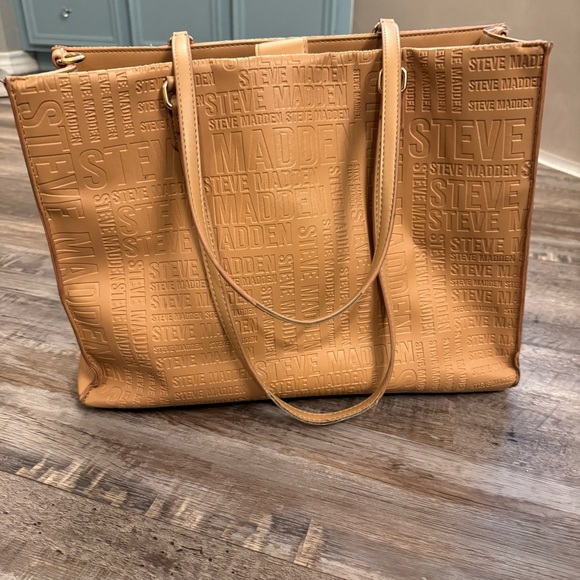 Steve Madden Large Logo Embossed Tote Tan Shoulder Bag Gold Hardware - Picture 3 of 12